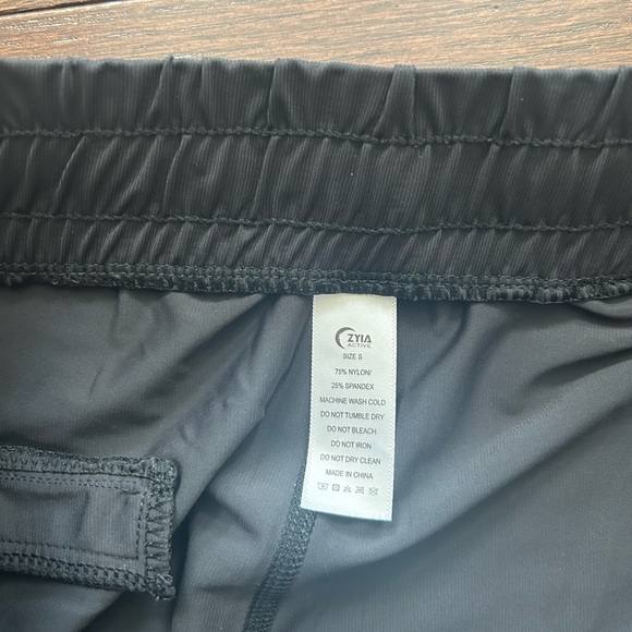 NWOT ZYIA Black Cropped Jogger - Picture 5 of 8